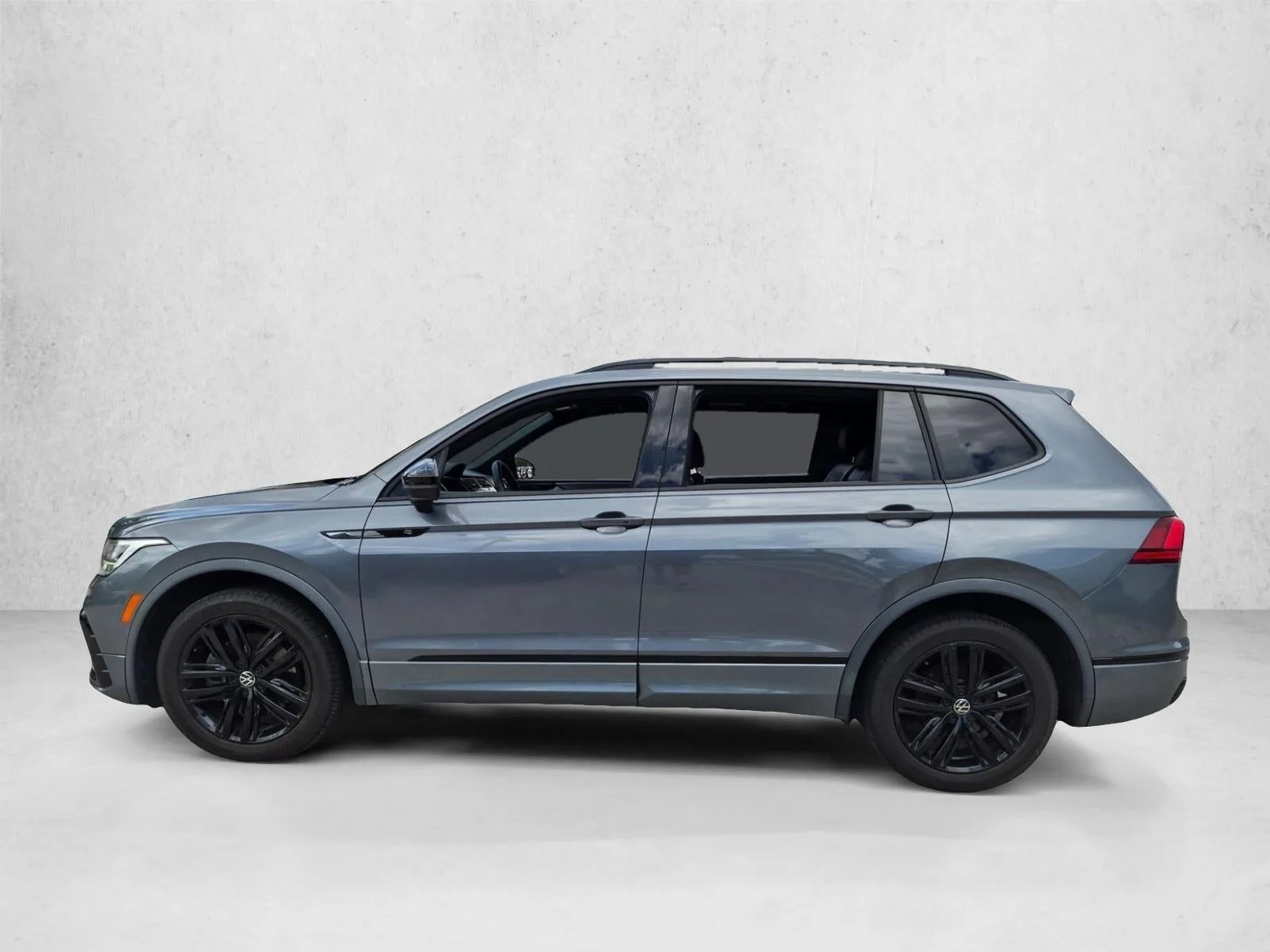 2022 Volkswagen Tiguan 2.0T SE R-Line Black FWD photo 5