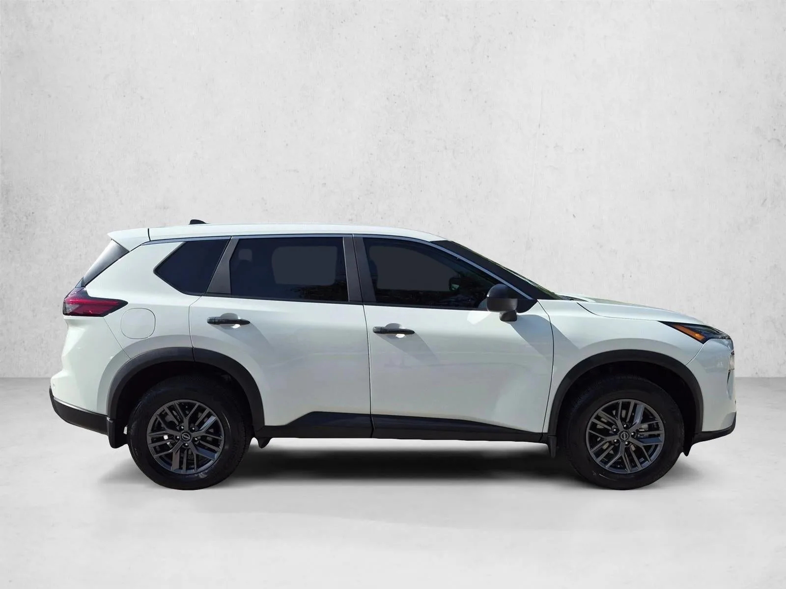2025 Nissan Rogue FWD S photo 4