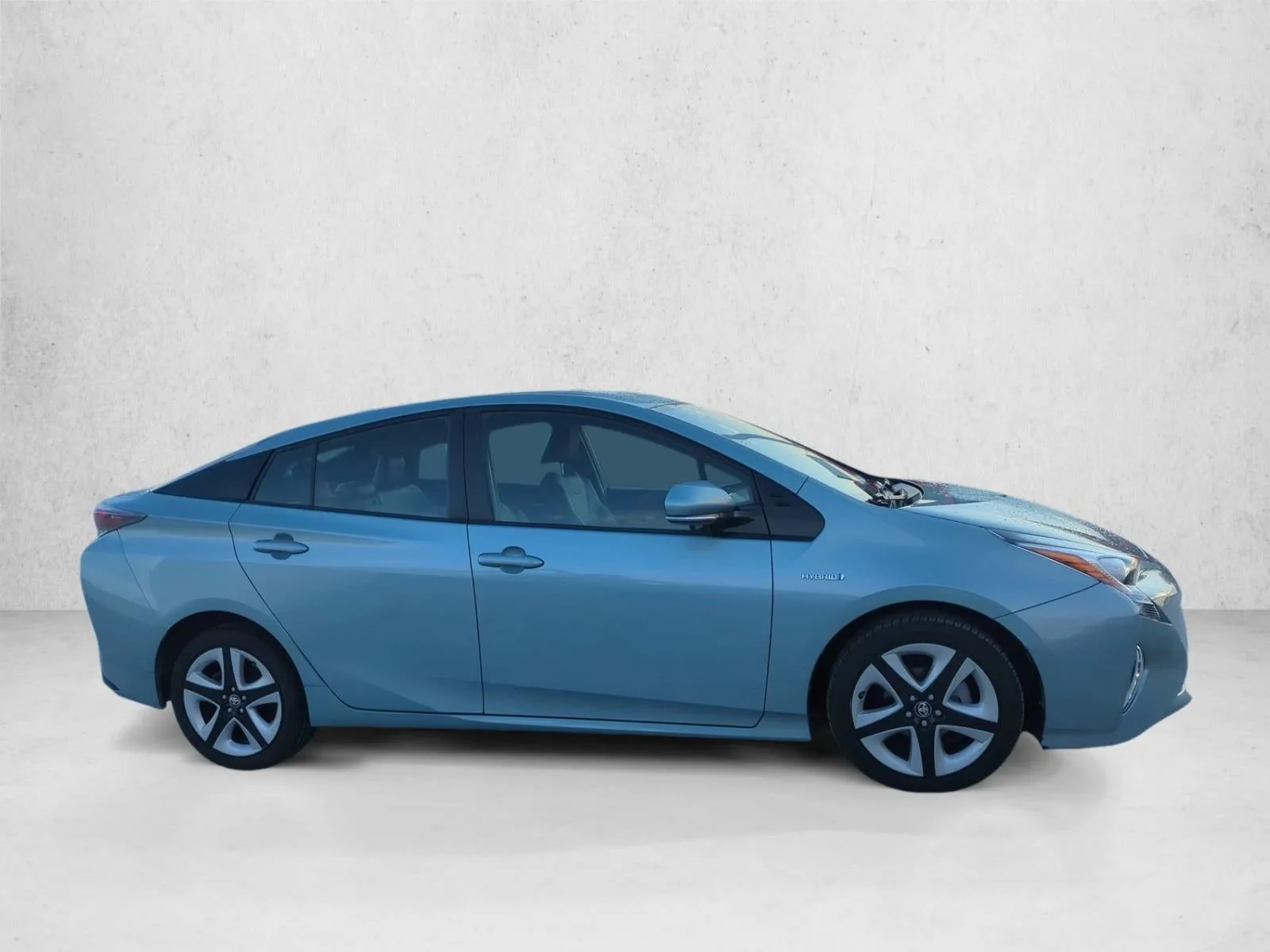 2017 Toyota Prius Three Touring (Natl) photo 5