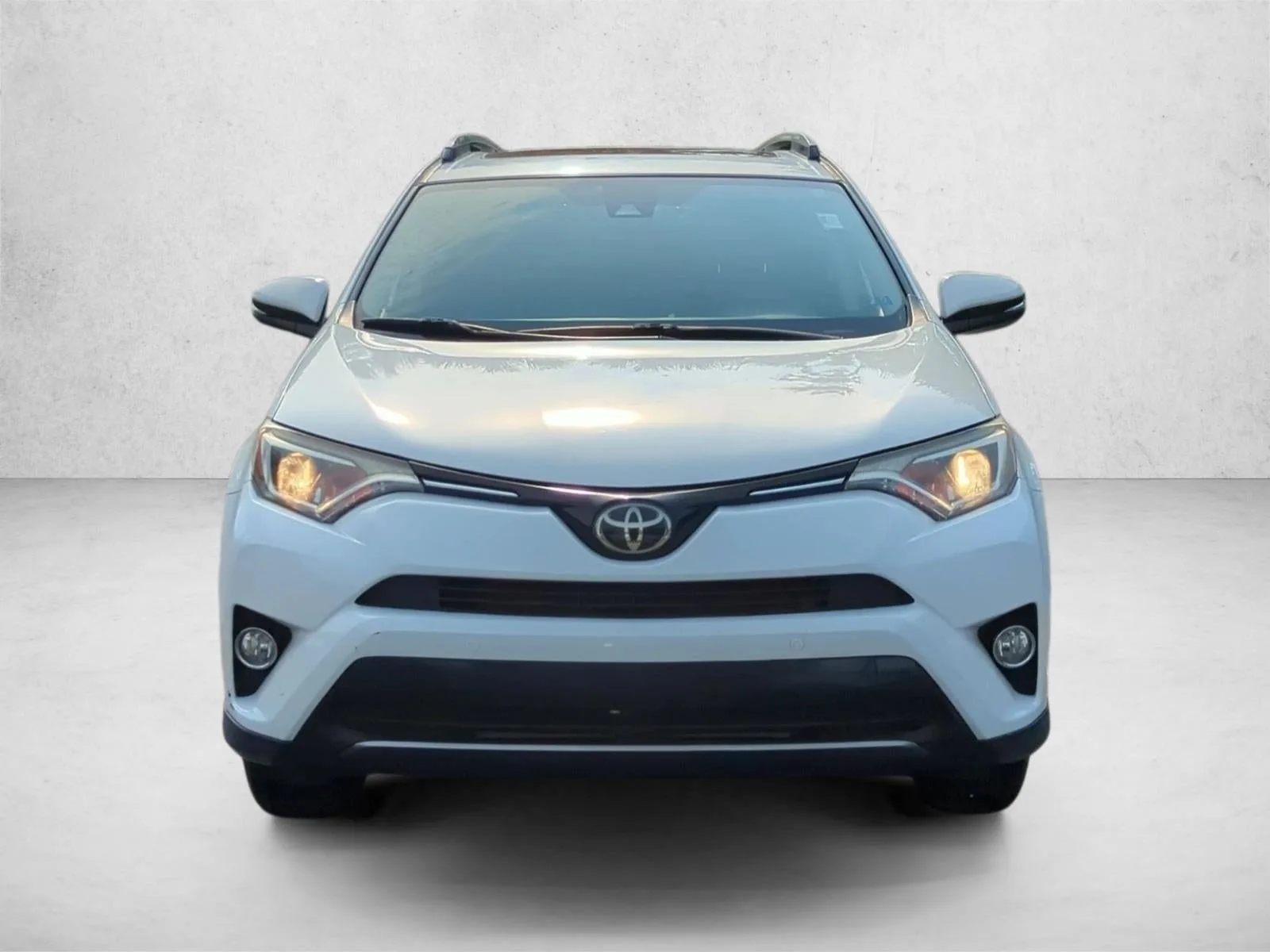 2018 Toyota RAV4 XLE FWD (GS) photo 2