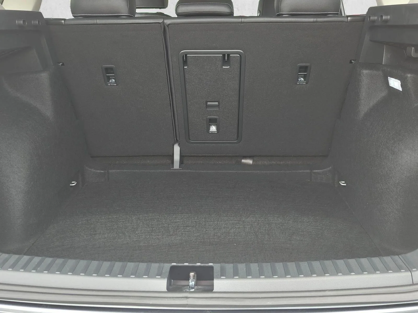 2024 Volkswagen Taos SE FWD photo 6