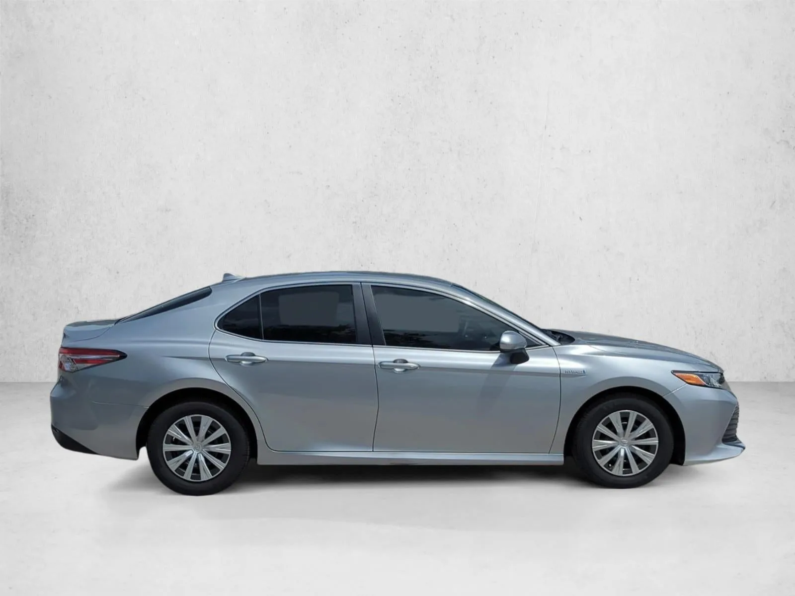 2019 Toyota Camry Hybrid LE CVT (Natl) photo 4