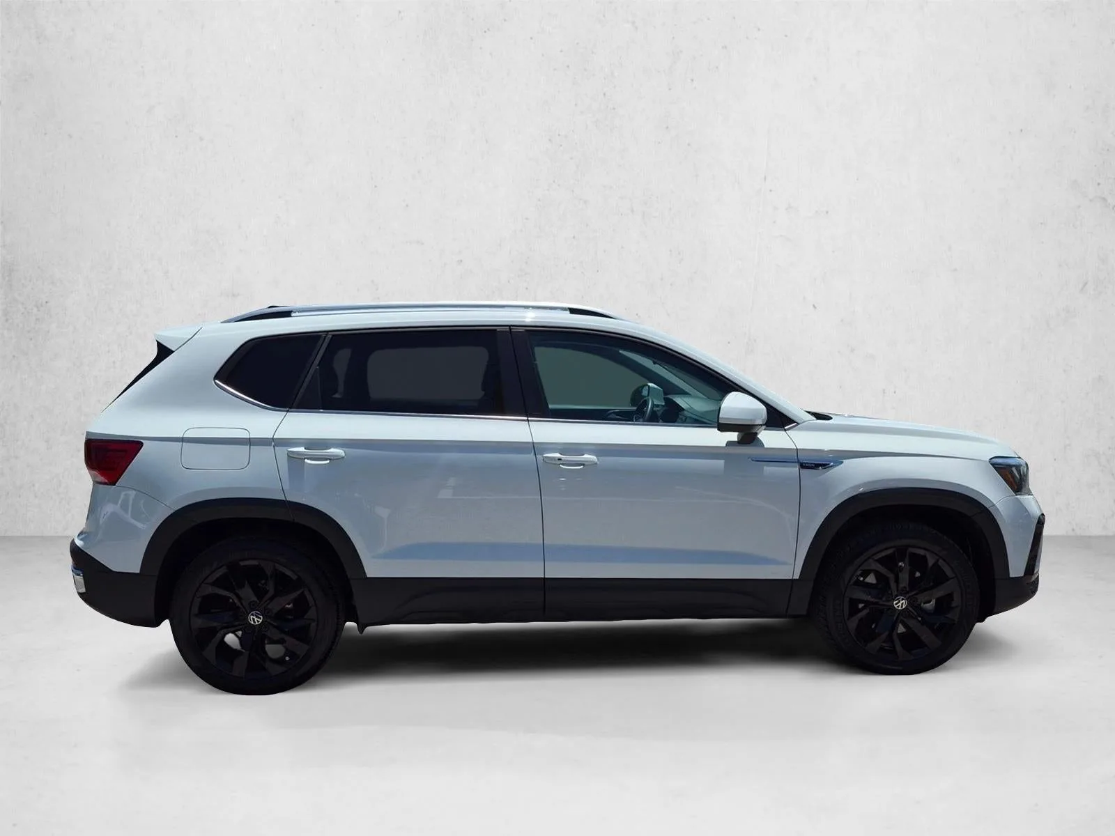 2024 Volkswagen Taos SE FWD photo 4