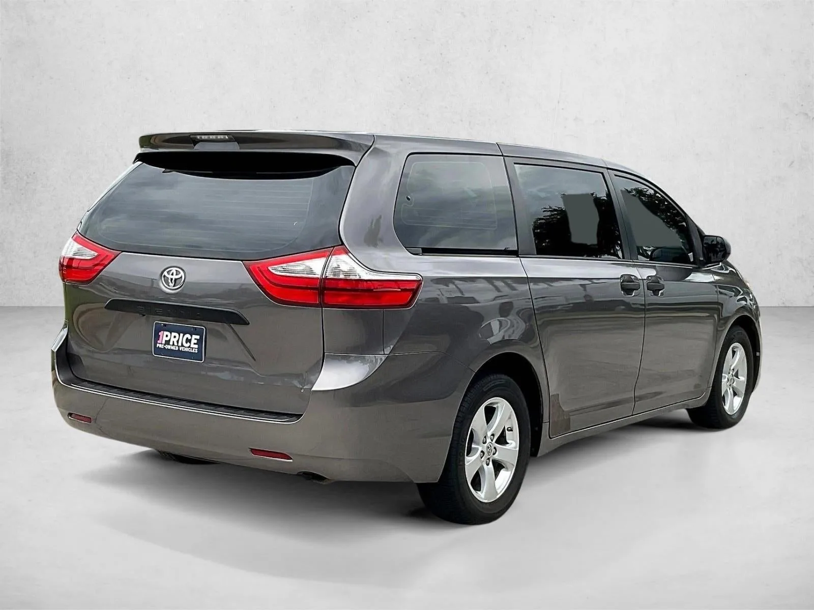 2017 Toyota Sienna L FWD 7-Passenger (Natl) photo 2