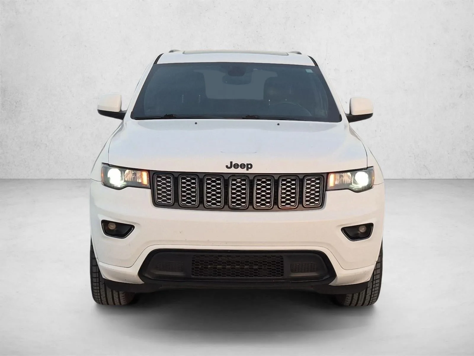 2018 Jeep Grand Cherokee Altitude 4x2 photo 2