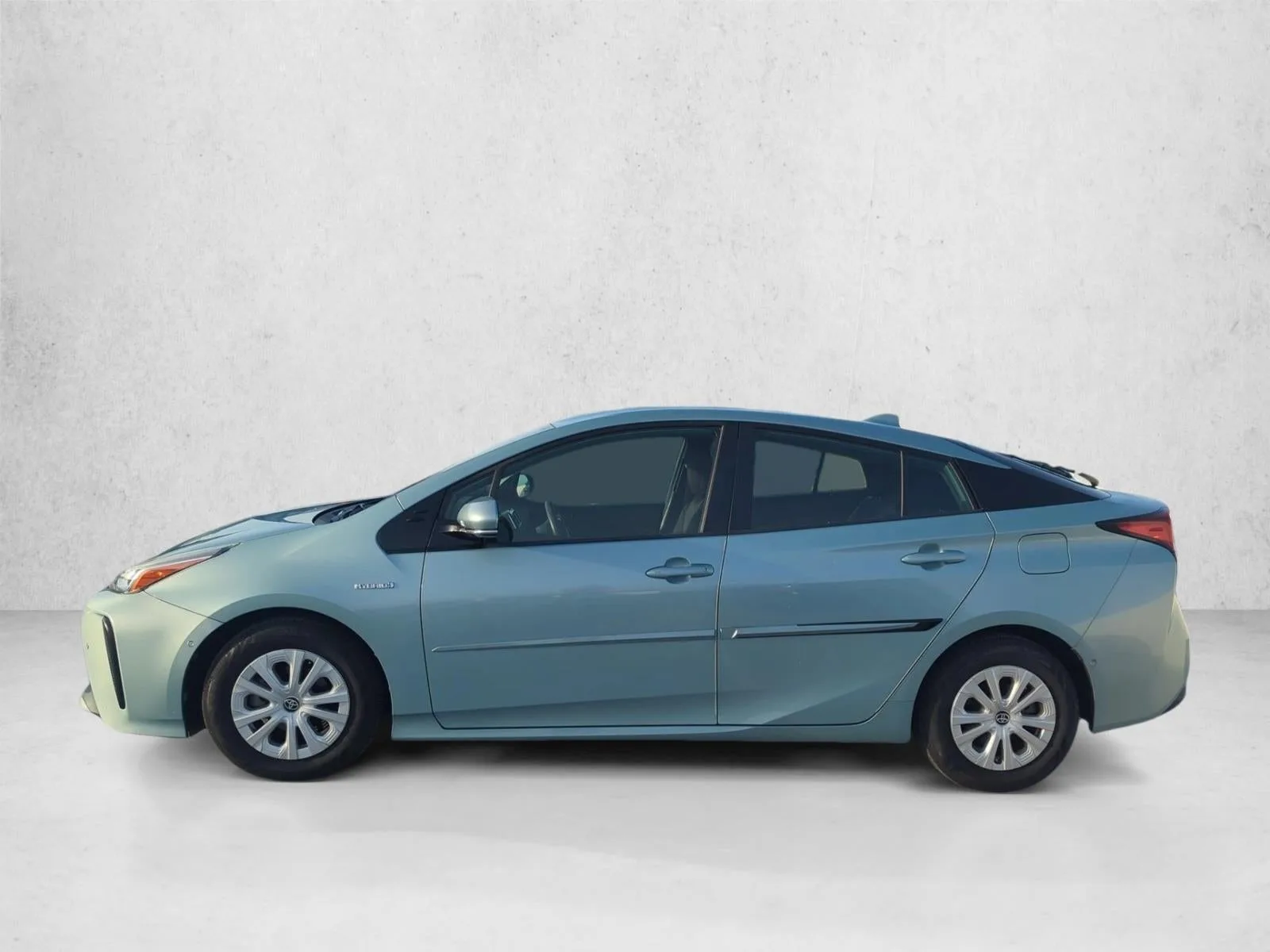 2020 Toyota Prius LE (Natl) photo 6