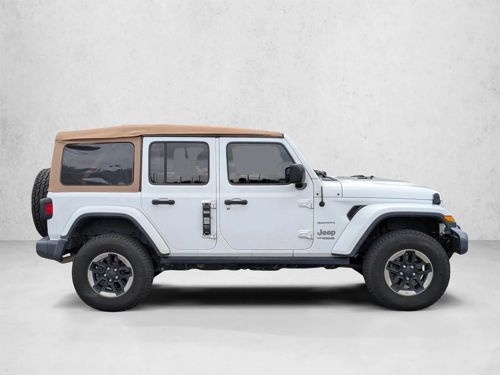 2018 Jeep Wrangler Unlimited Sahara 4x4 photo 5
