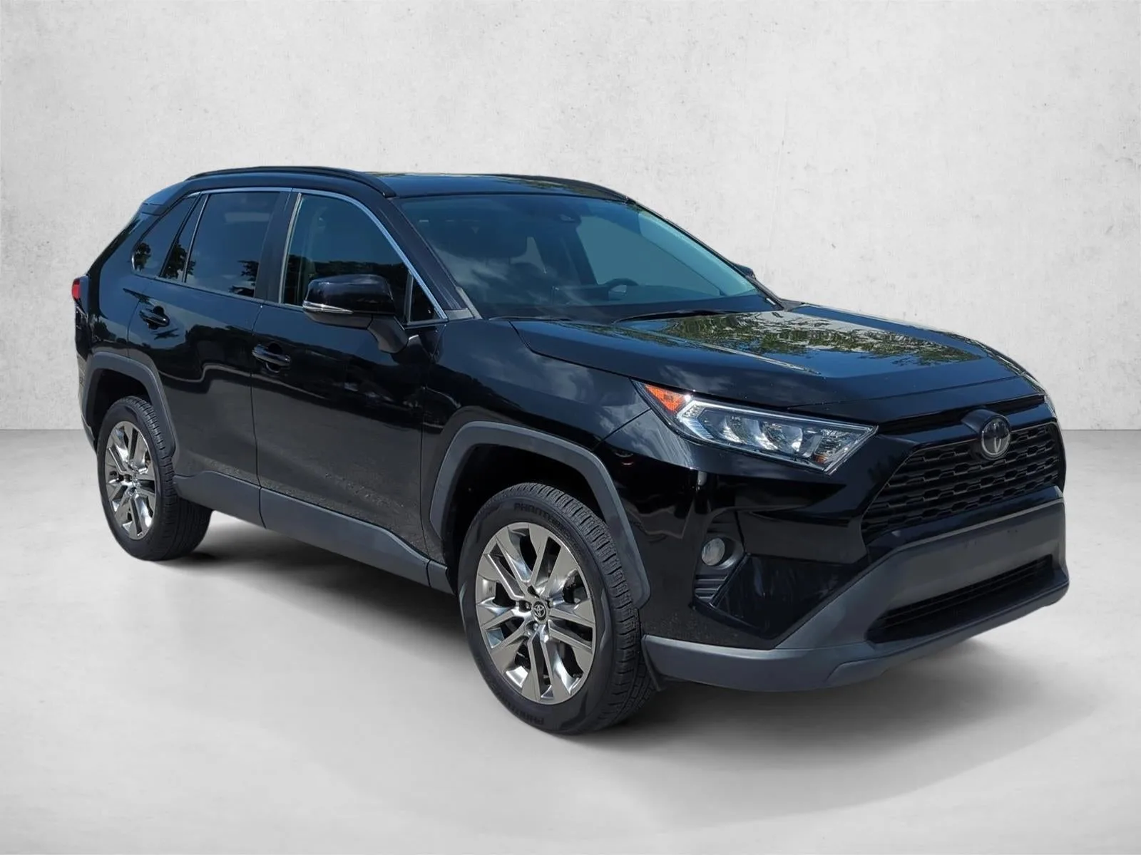 2020 Toyota RAV4 XLE Premium AWD (Natl) photo 3