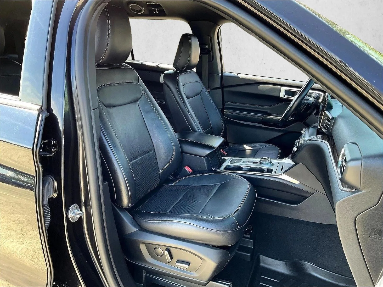 2020 Ford Explorer Limited RWD photo 9
