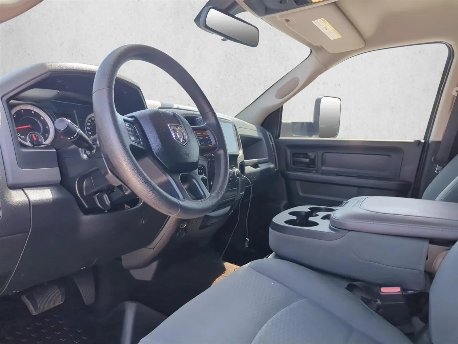 2016 RAM 1500 2WD Crew Cab 5.7 Ft Box Express photo 6