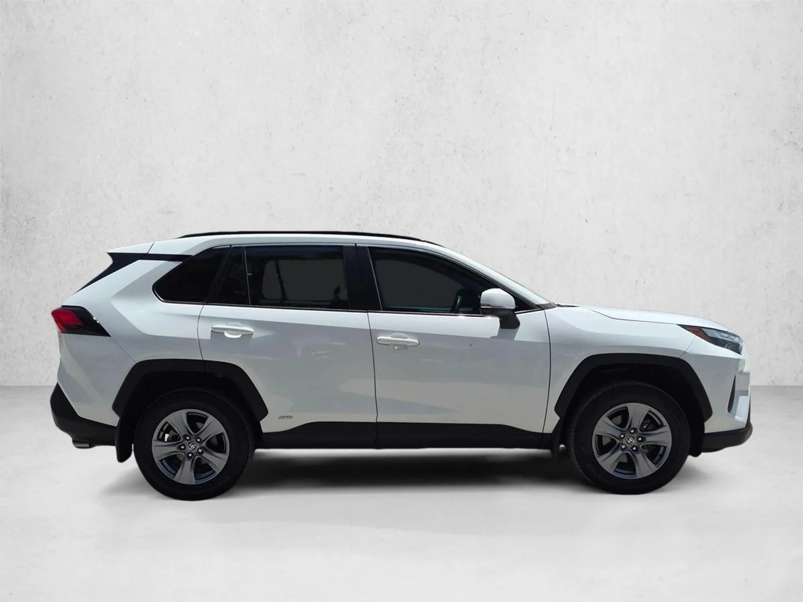 2024 Toyota RAV4 Hybrid XLE photo 4