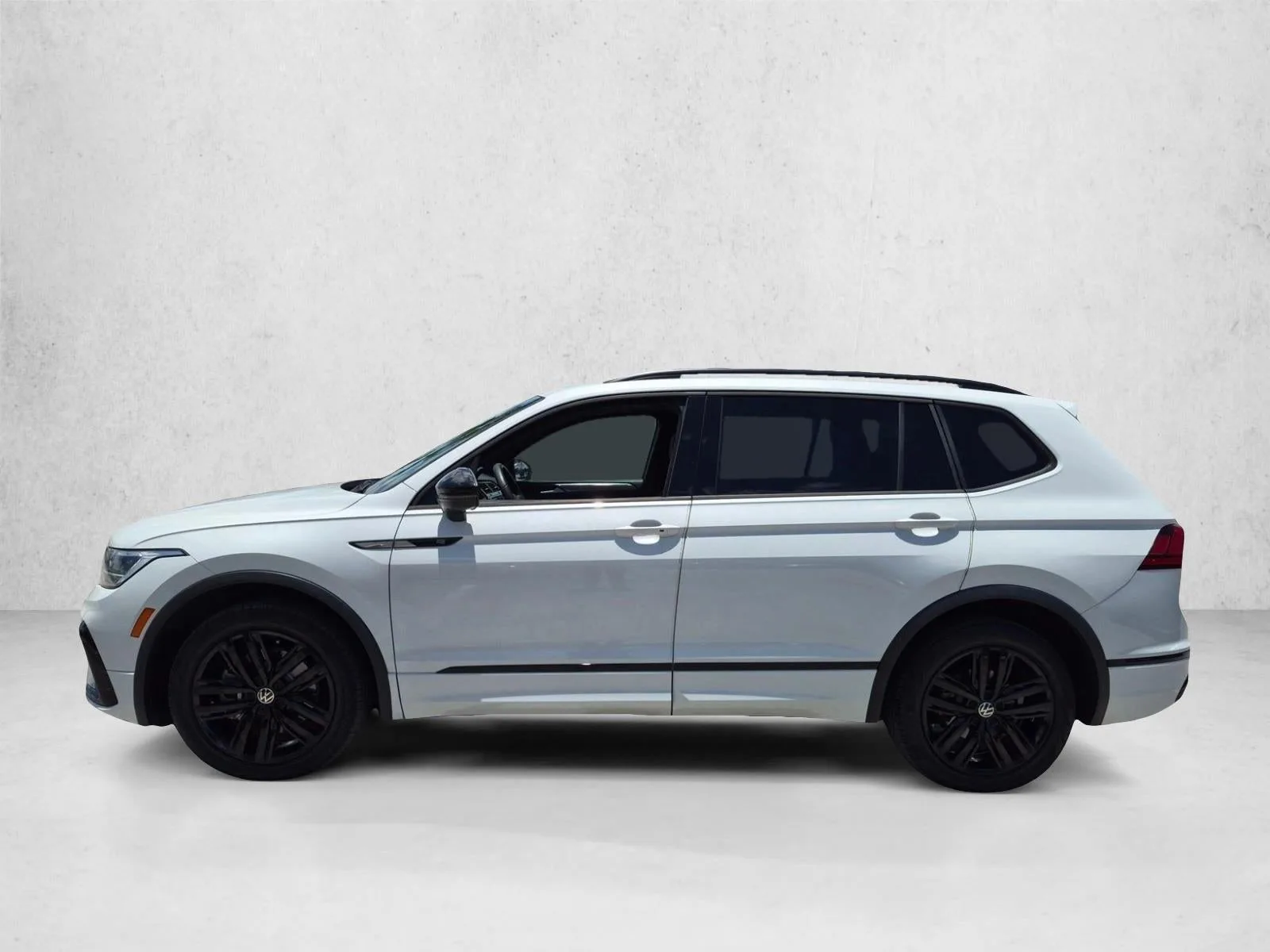 2022 Volkswagen Tiguan 2.0T SE R-Line Black FWD photo 8