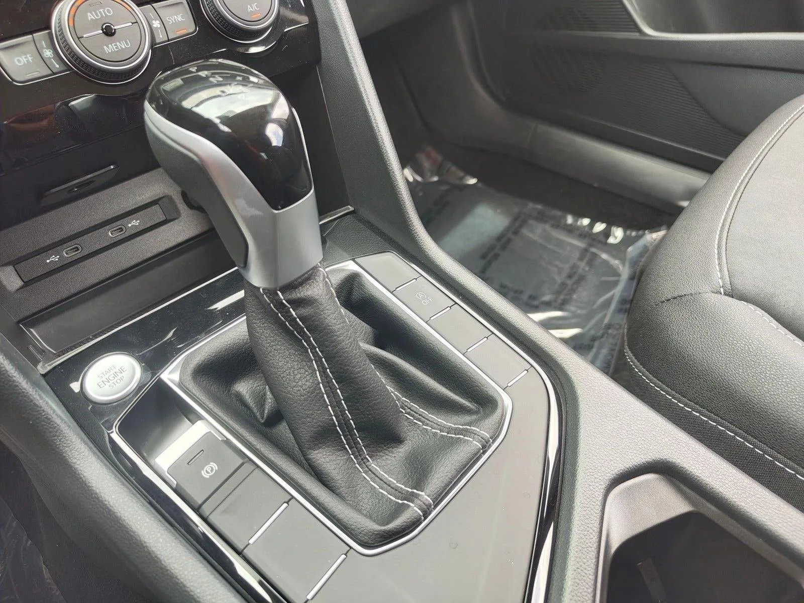 2024 Volkswagen Taos SE FWD photo 12