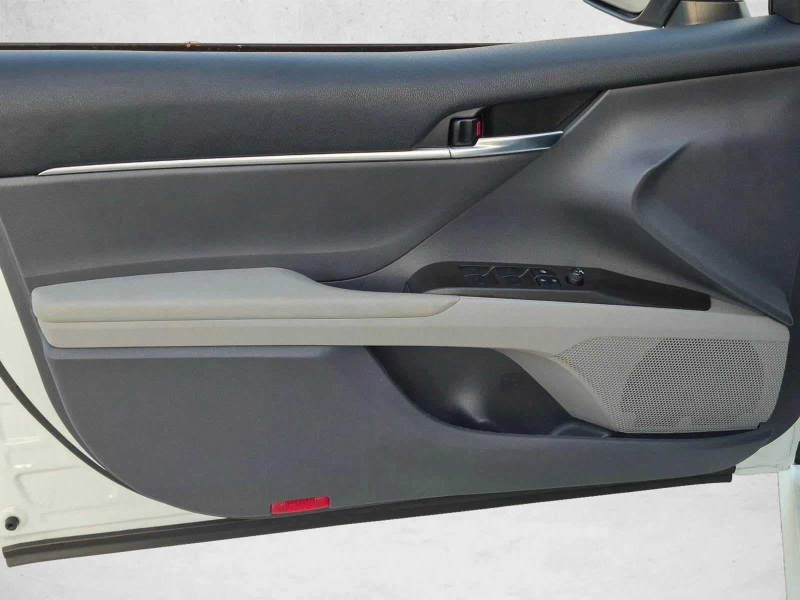 2022 Toyota Camry LE Auto (SE) photo 8