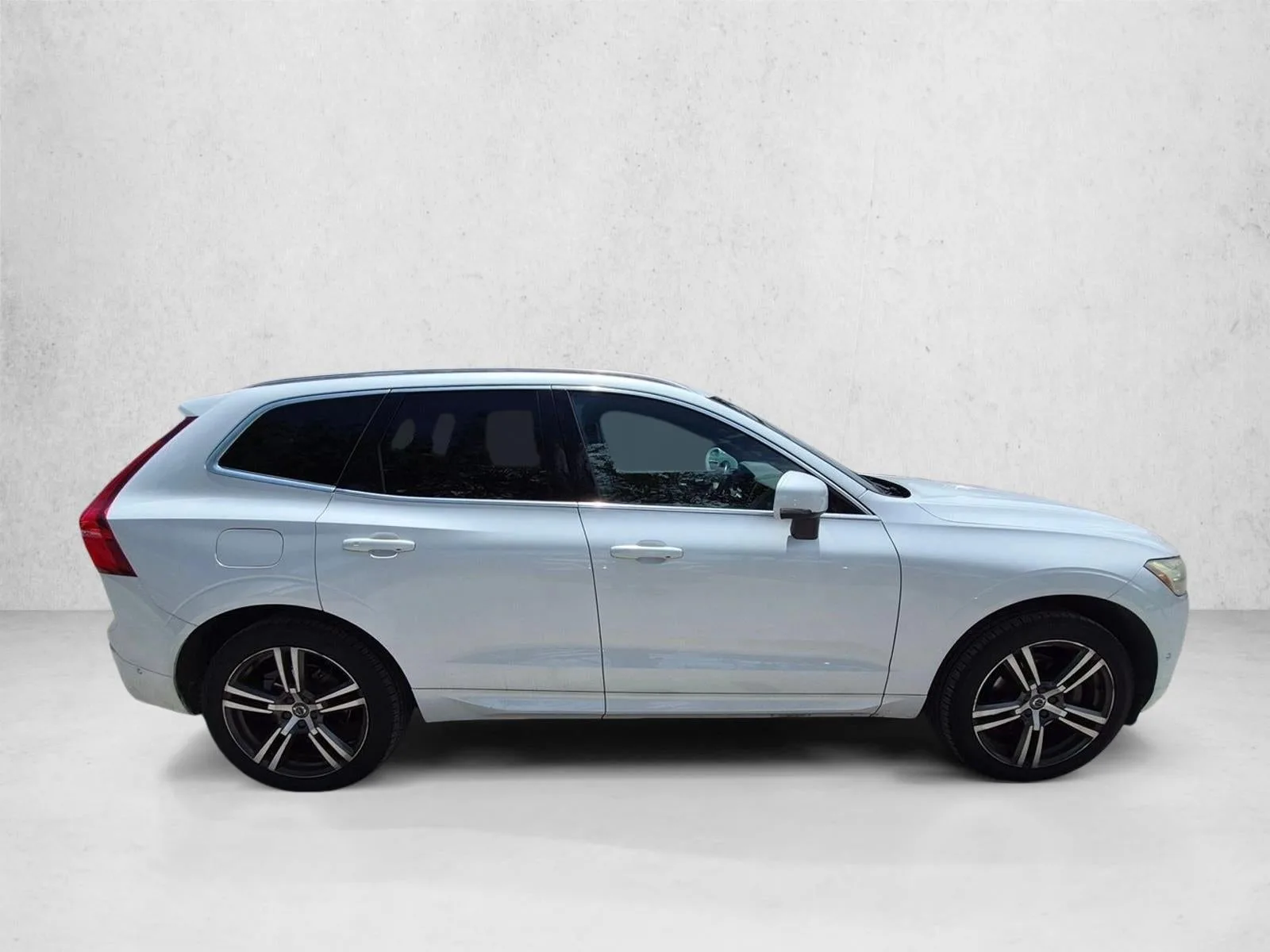 2019 Volvo XC60 T5 Momentum photo 4