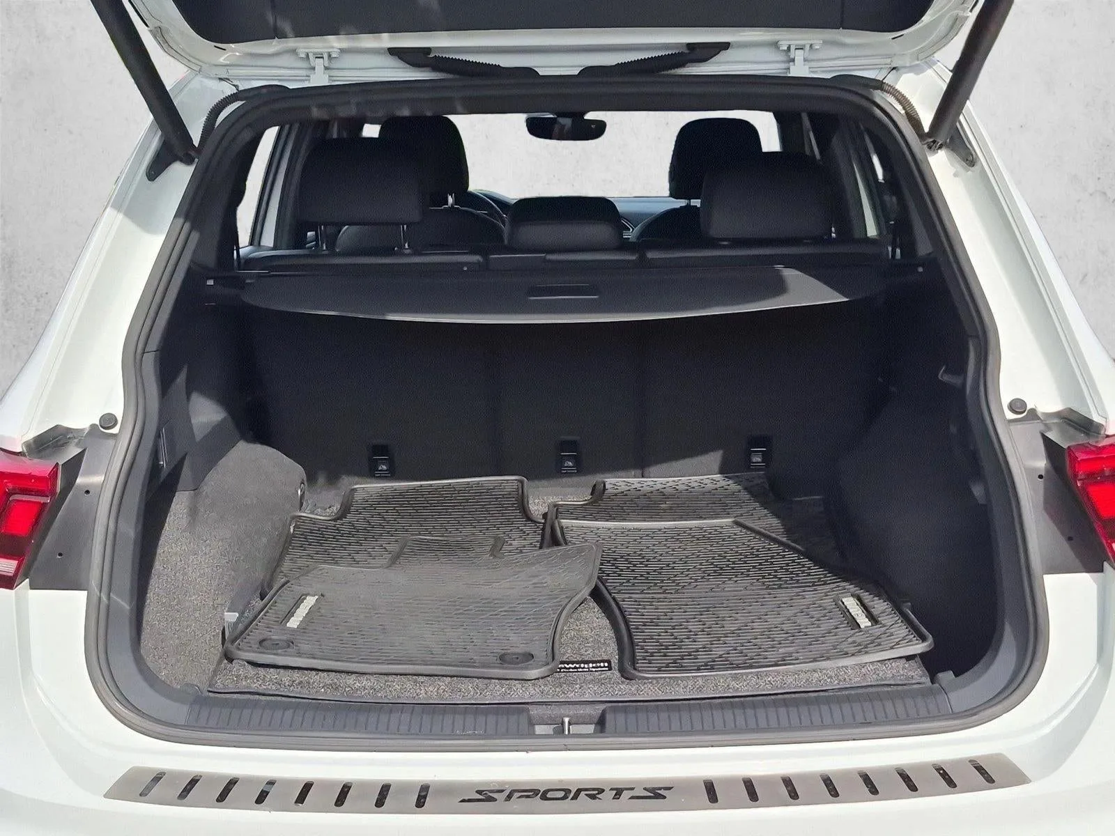 2020 Volkswagen Tiguan 2.0T SEL Premium R-Line photo 6