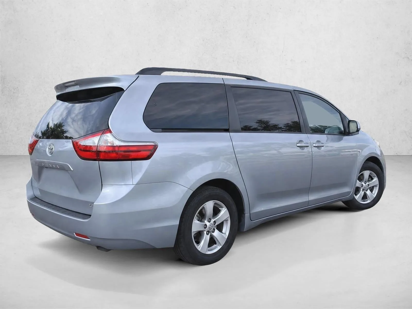2017 Toyota Sienna LE FWD 8-Passenger (Natl) photo 7
