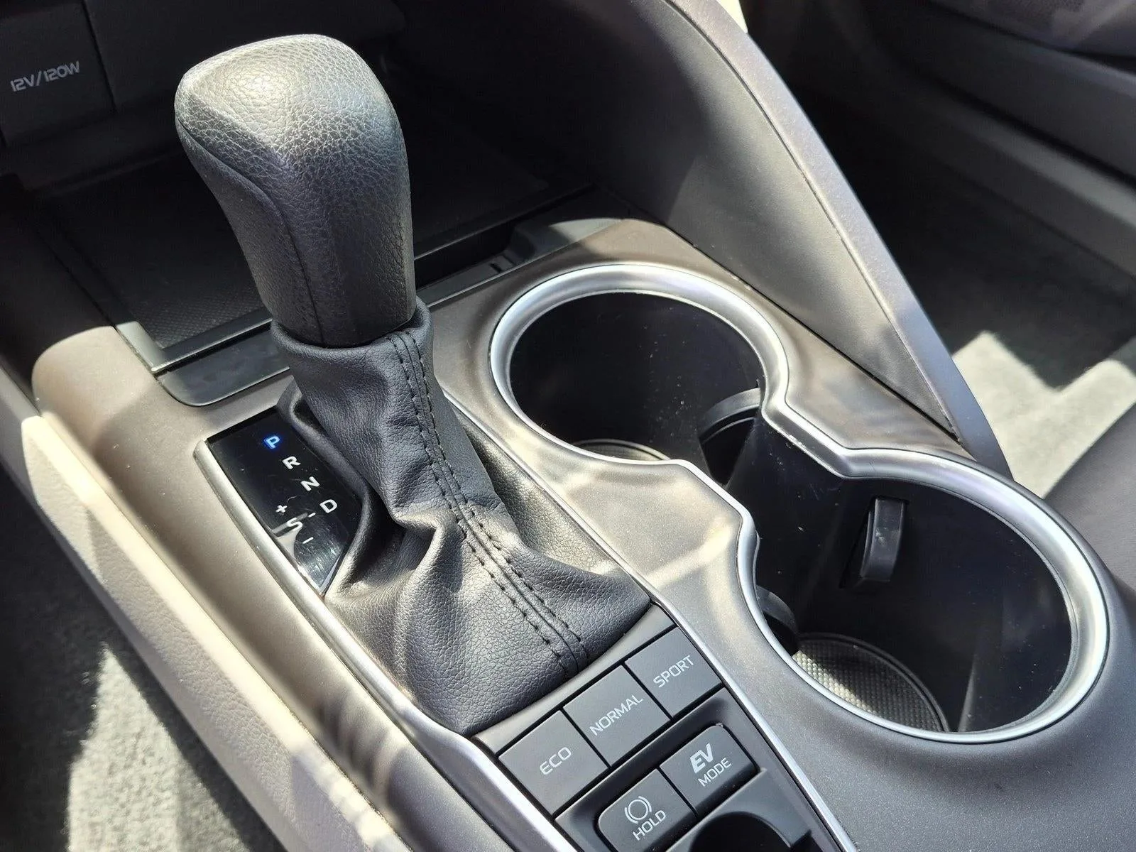 2024 Toyota Camry Hybrid LE CVT (Natl) photo 11