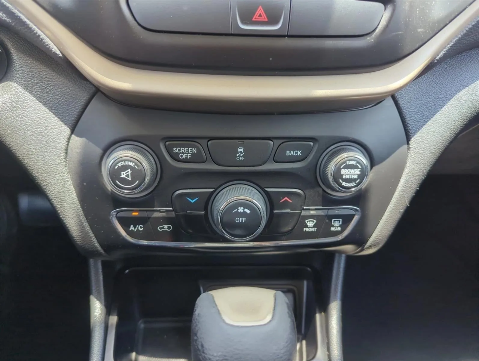 2016 Jeep Cherokee FWD 4dr Latitude photo 10