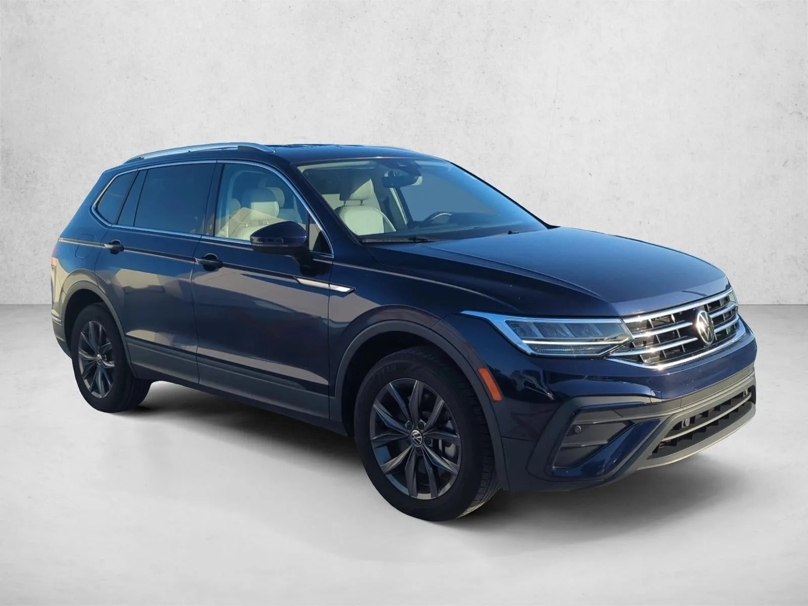 2022 Volkswagen Tiguan 2.0T SE FWD photo 3
