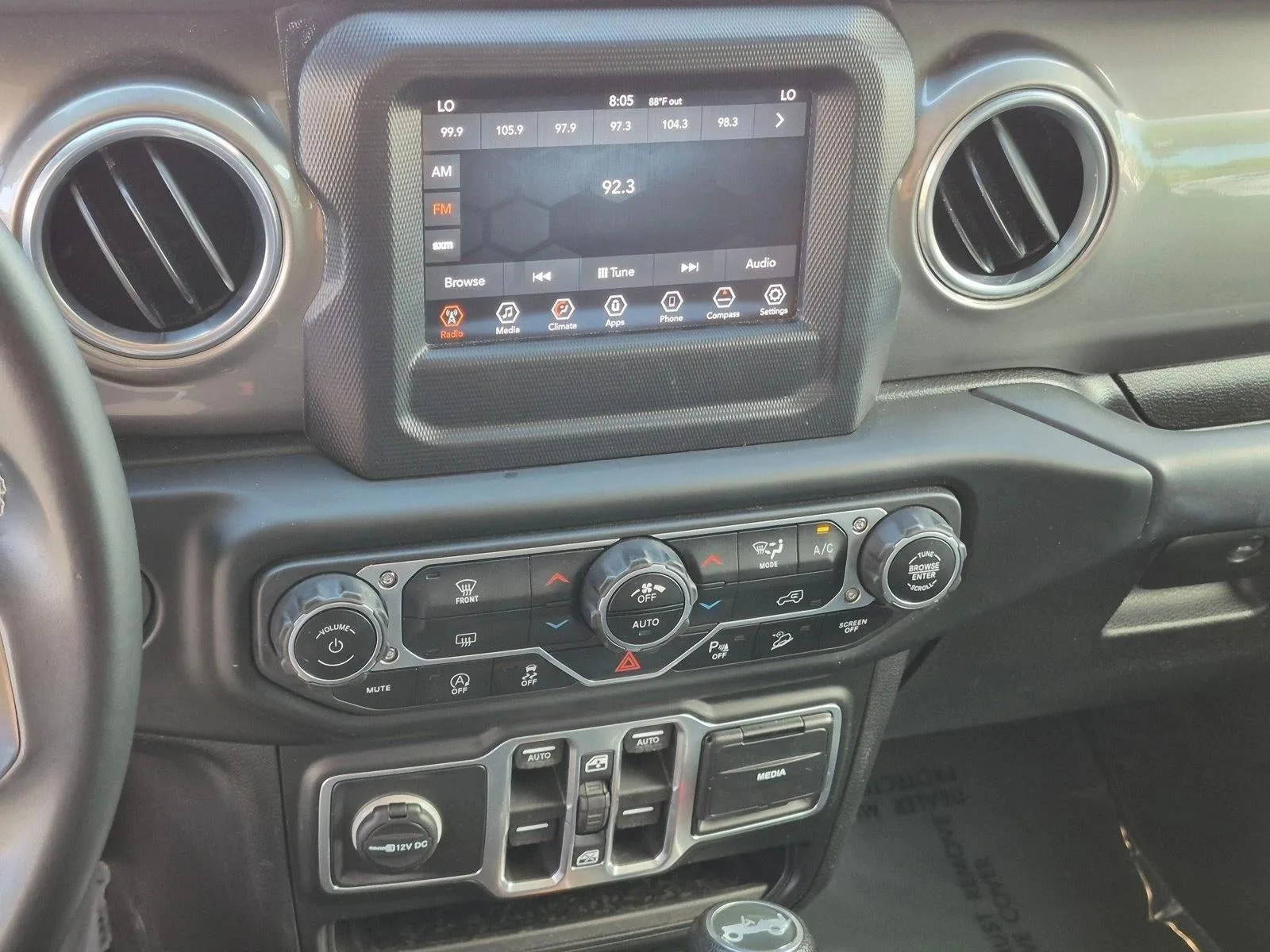 2018 Jeep Wrangler Unlimited Sahara 4x4 photo 12