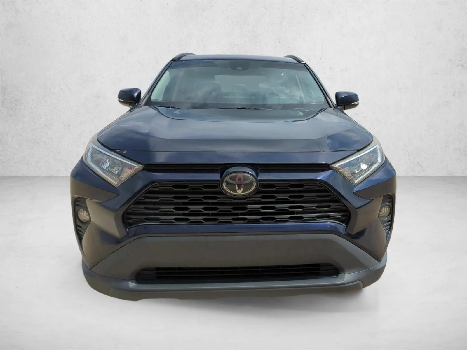 2019 Toyota RAV4 XLE FWD (GS) photo 2