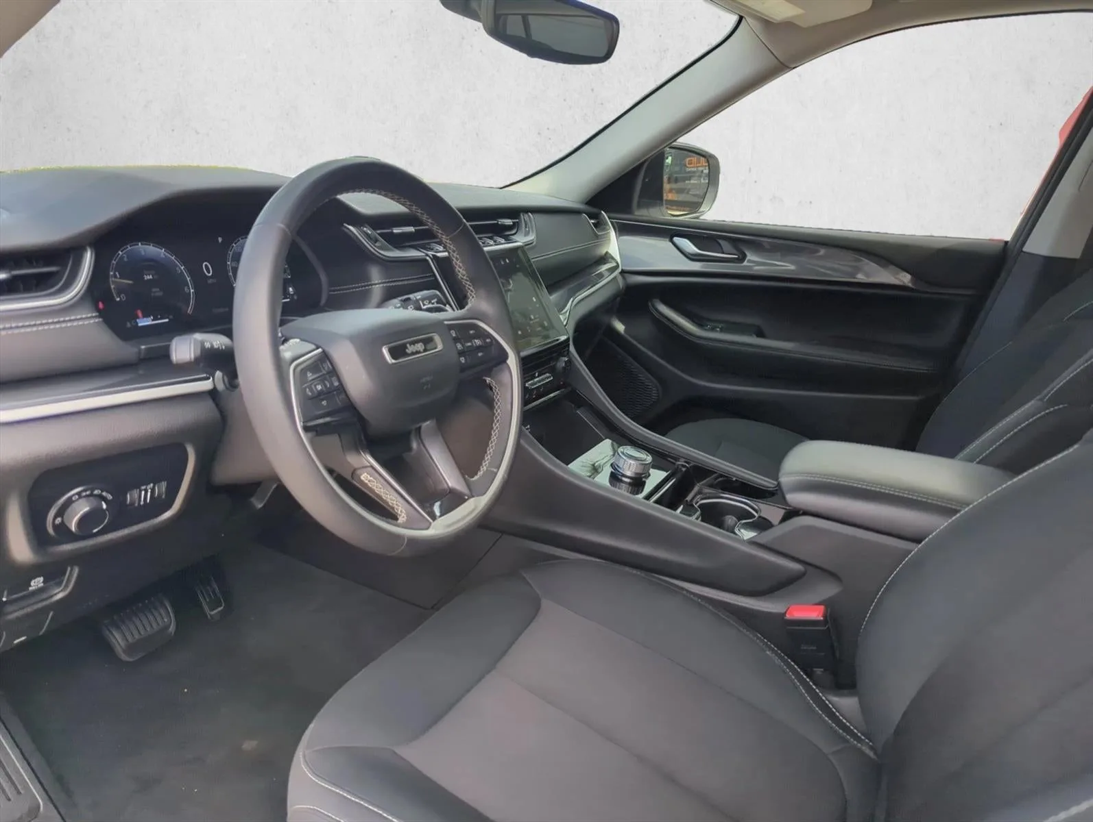2023 Jeep Grand Cherokee Laredo 4x2 photo 8