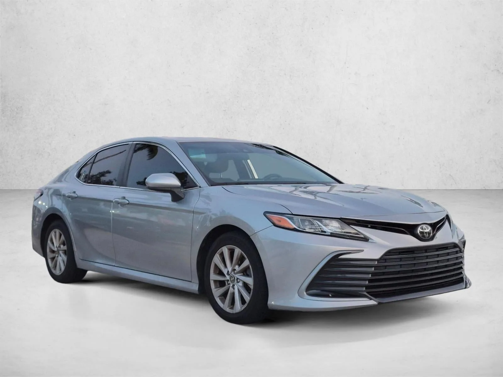 2022 Toyota Camry LE Auto (SE) photo 2
