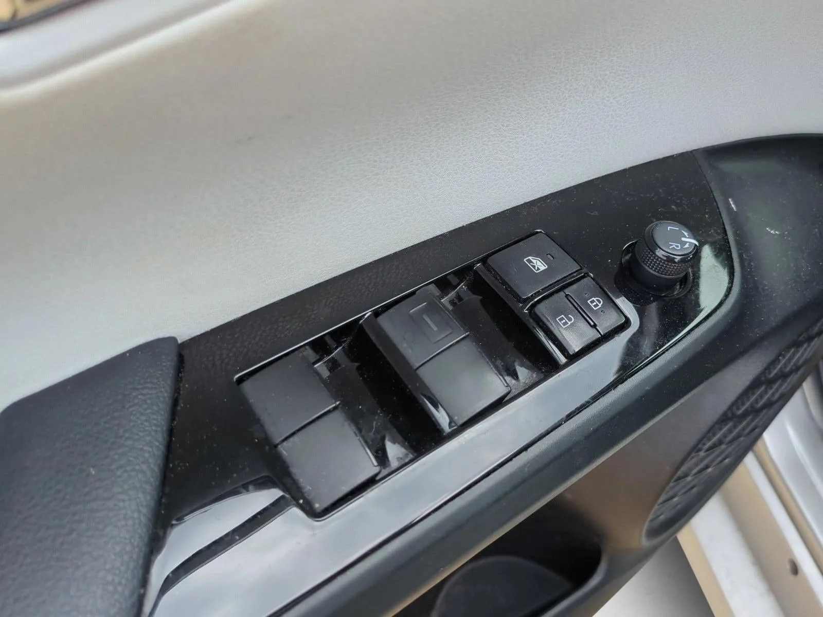 2022 Toyota Prius Limited (Natl) photo 12