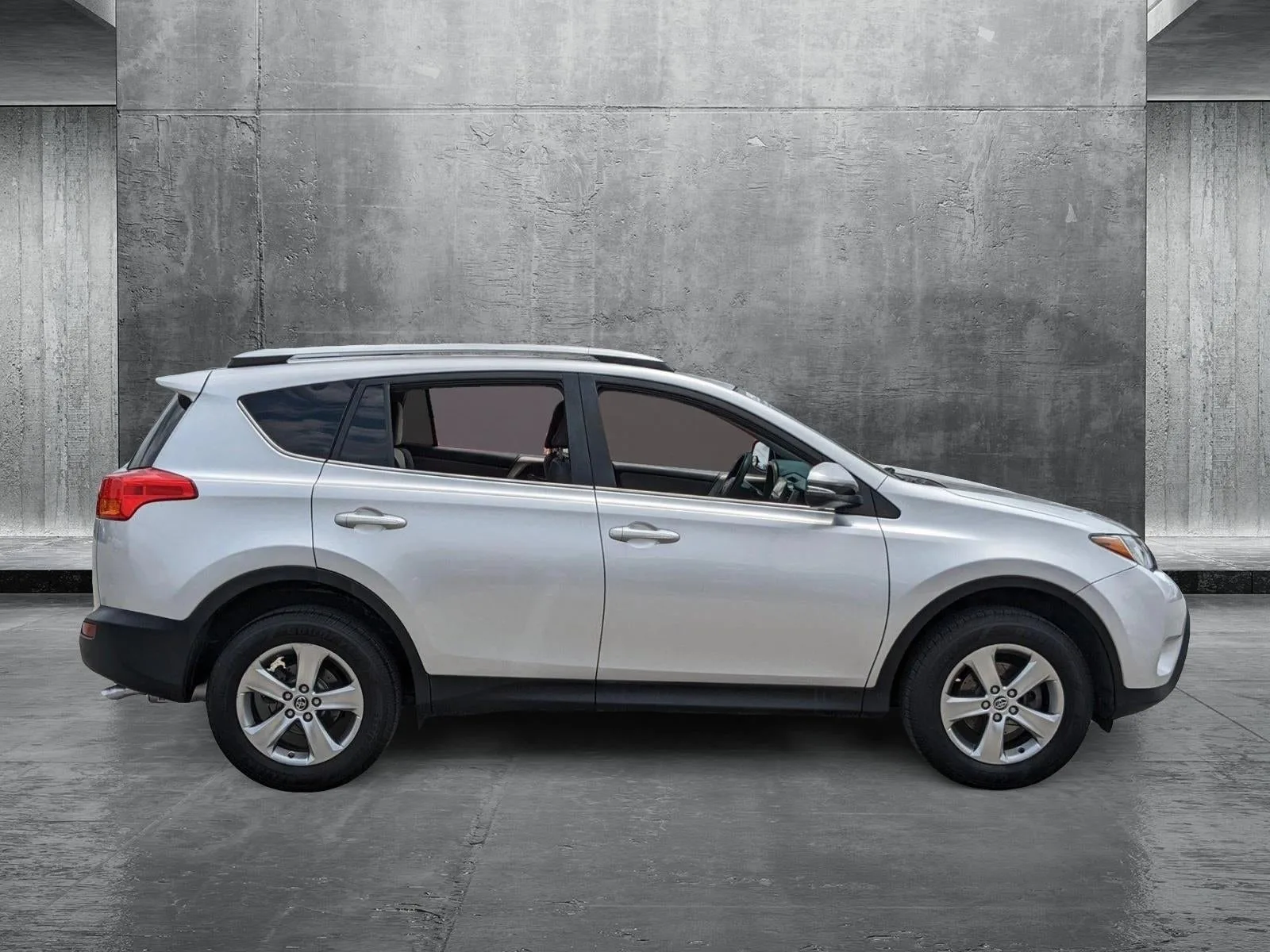 2015 Toyota RAV4 AWD 4dr XLE (Natl) photo 4
