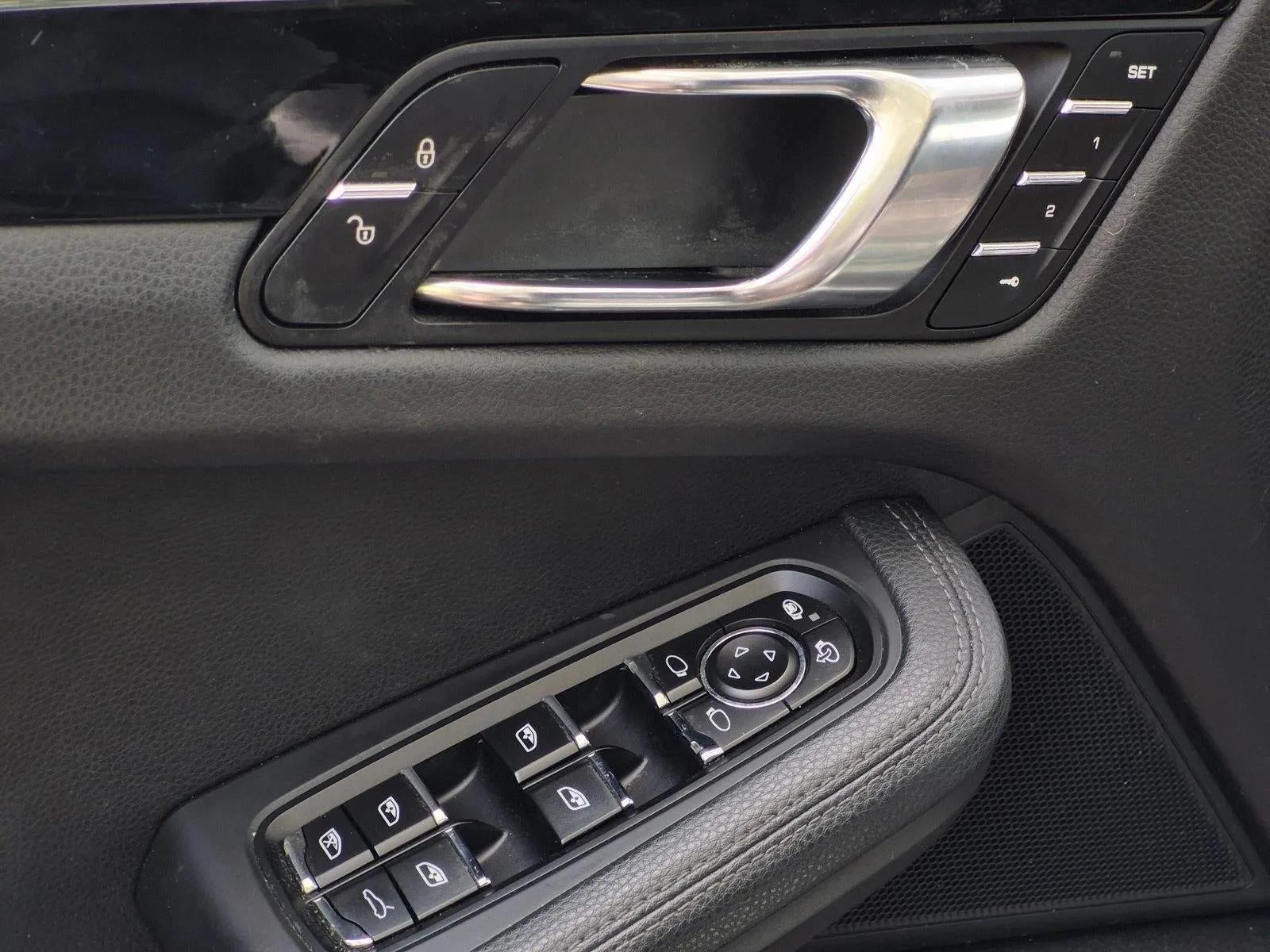 2015 Porsche Macan AWD 4dr S photo 2