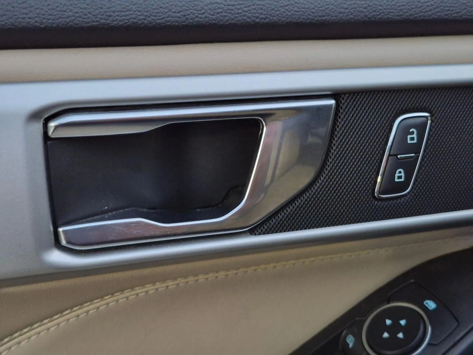 2020 Ford Explorer XLT RWD photo 12