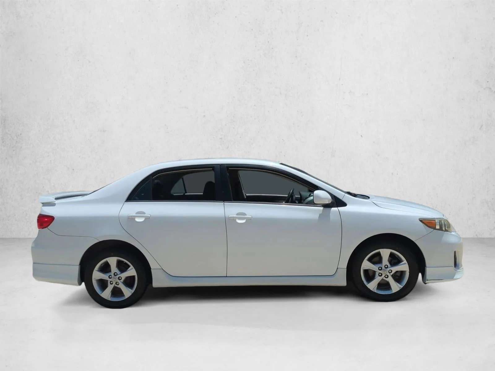 2013 Toyota Corolla 4dr Sdn Auto S (Natl) photo 4
