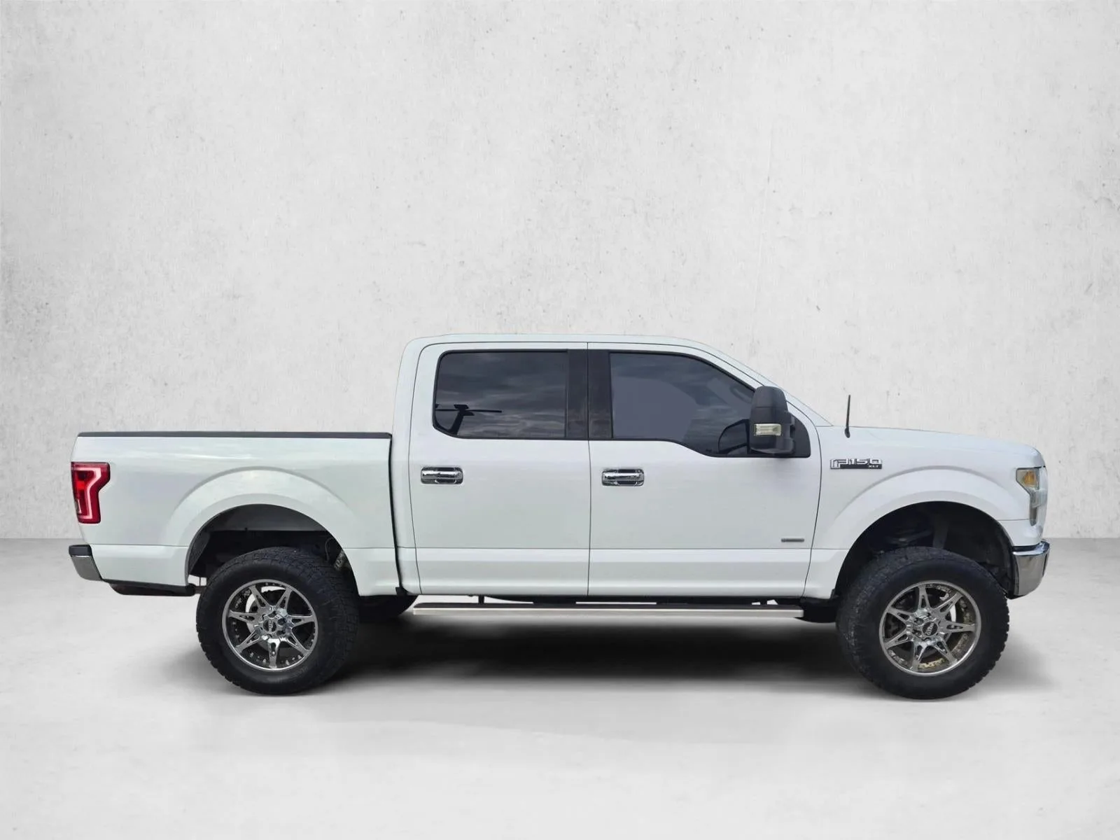 2016 Ford F-150 2WD SuperCrew 5-1/2 Ft Box XLT photo 4