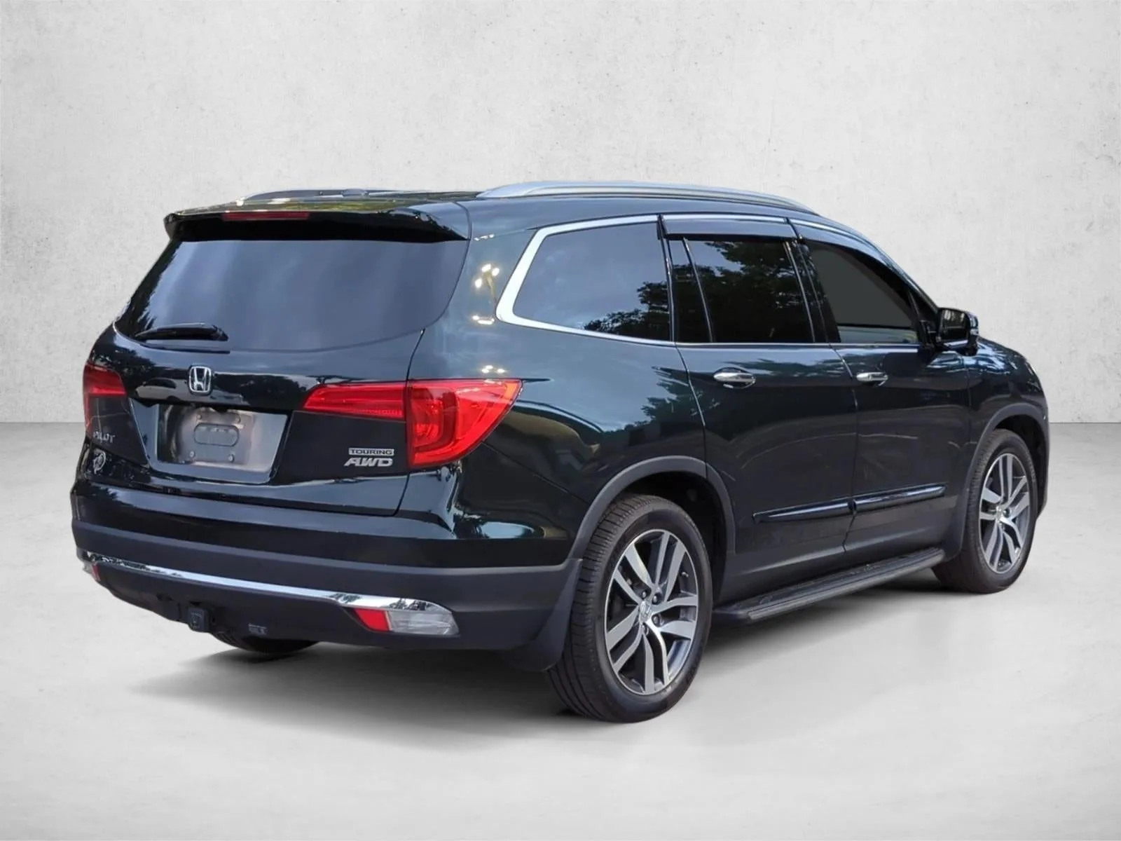 2016 Honda Pilot AWD Touring with DVD Rear Entertainment System and Navigation photo 4