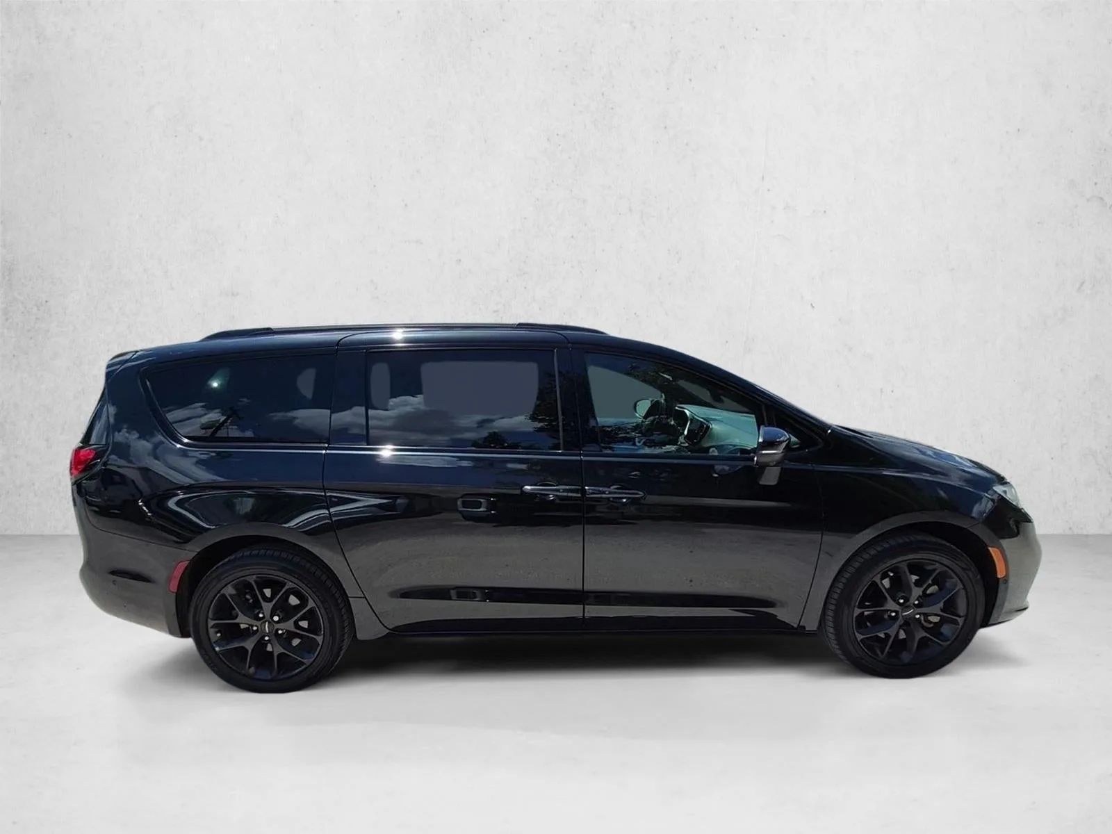 2023 Chrysler Pacifica Touring L AWD photo 4