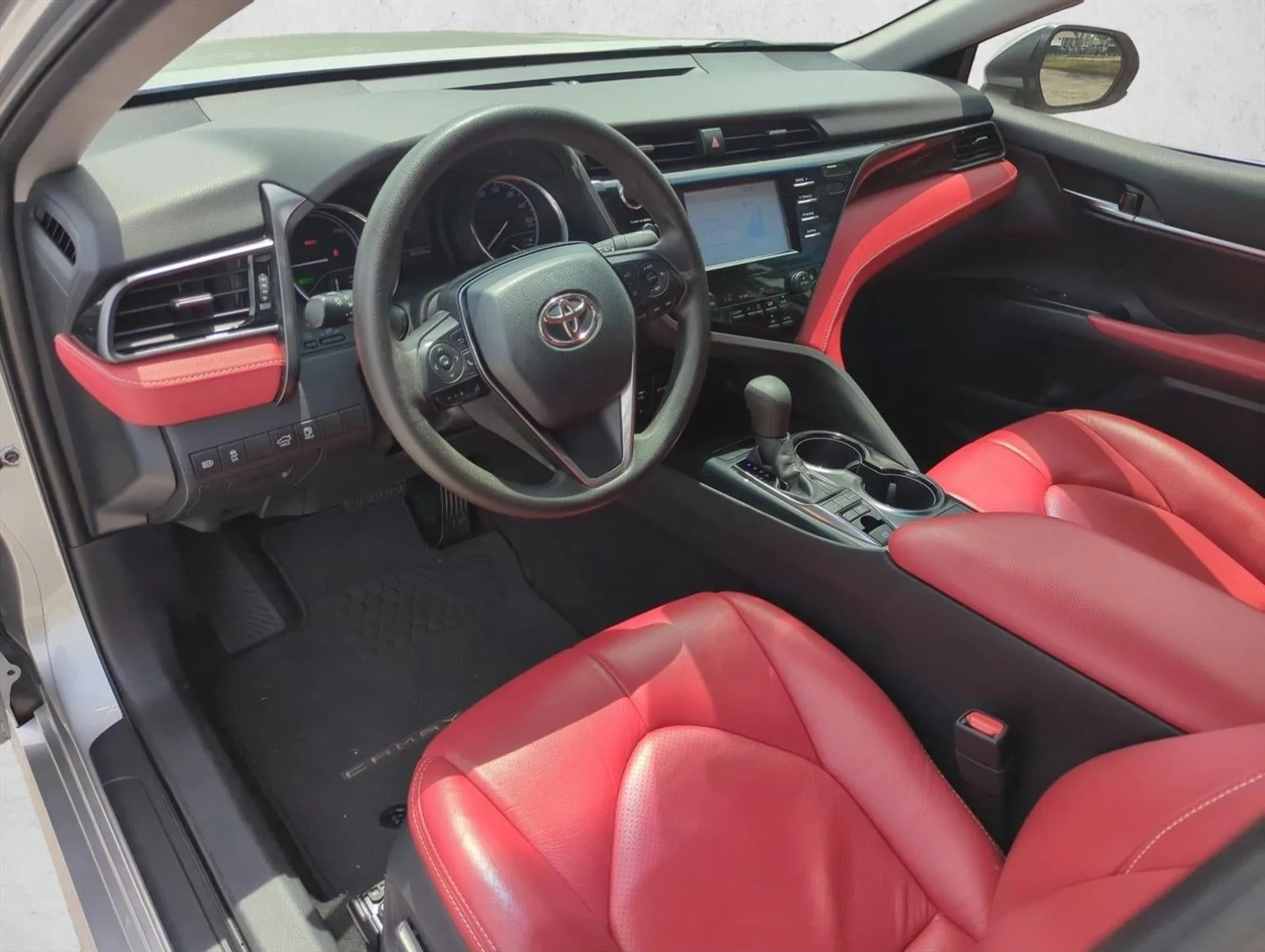 2019 Toyota Camry Hybrid LE CVT (Natl) photo 6