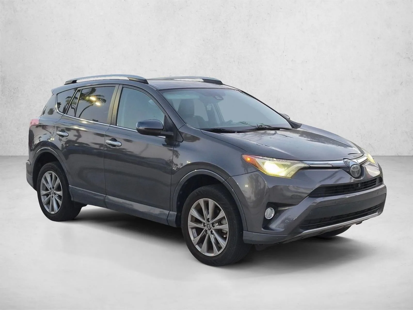 2017 Toyota RAV4 Platinum FWD (Natl) photo 3