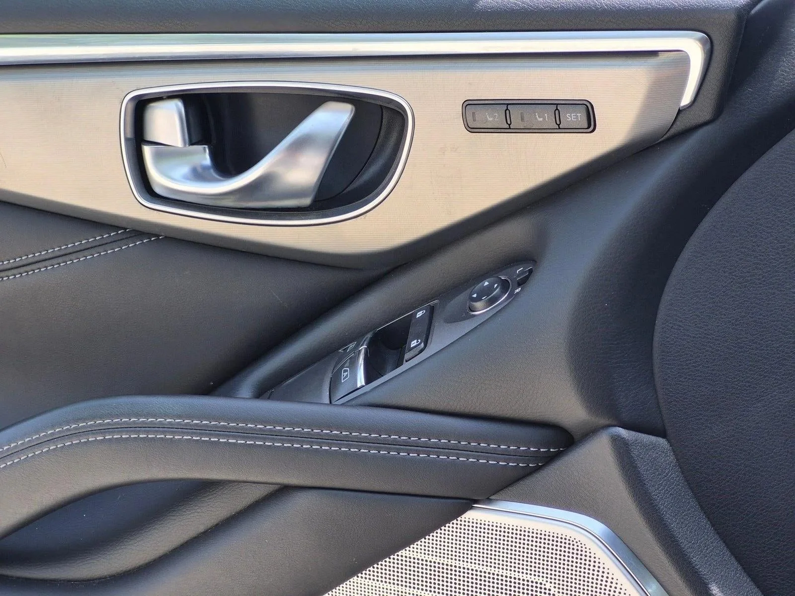 2017 INFINITI Q60 3.0t Premium AWD photo 2