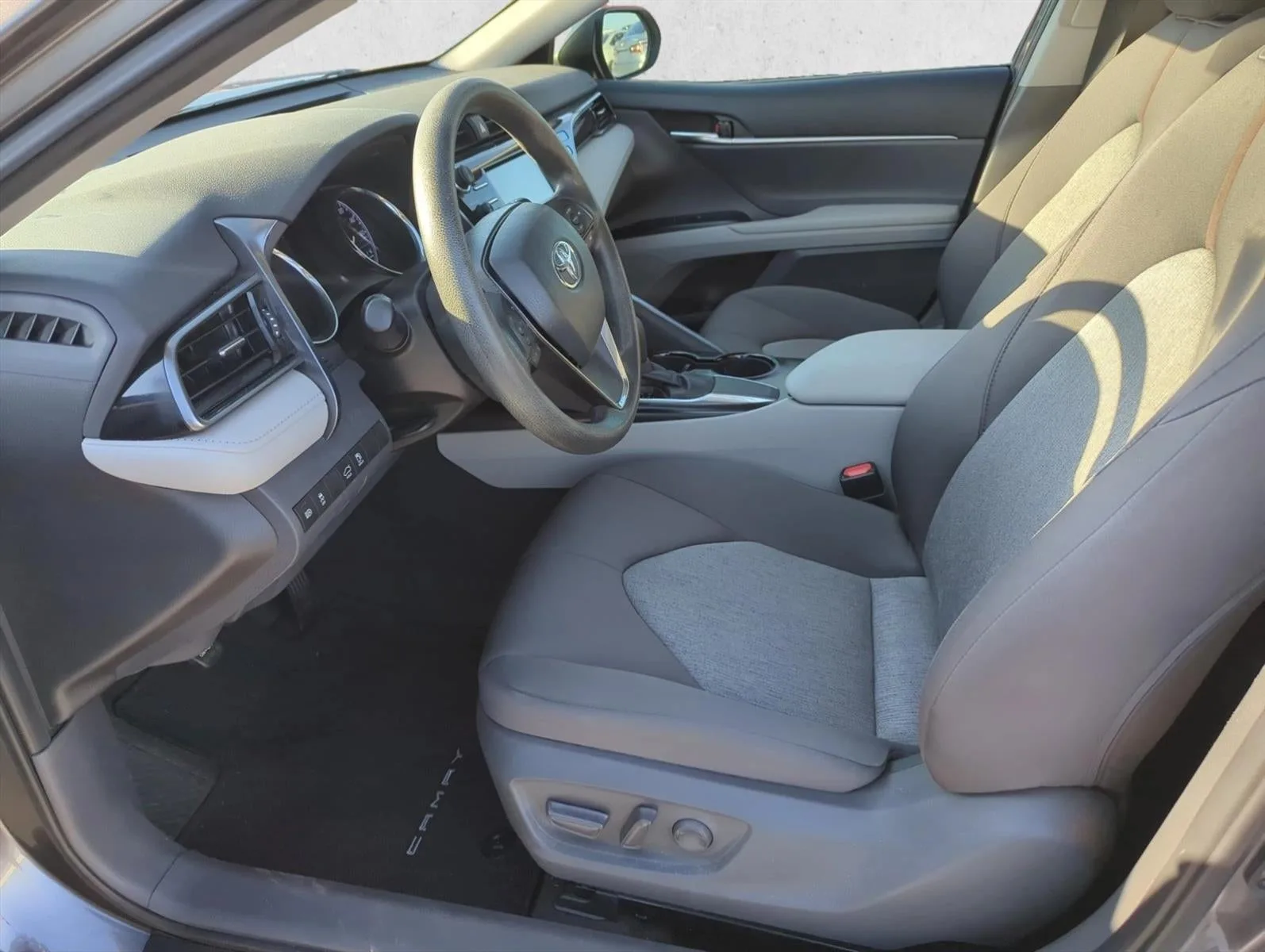 2019 Toyota Camry LE Auto (SE) photo 11