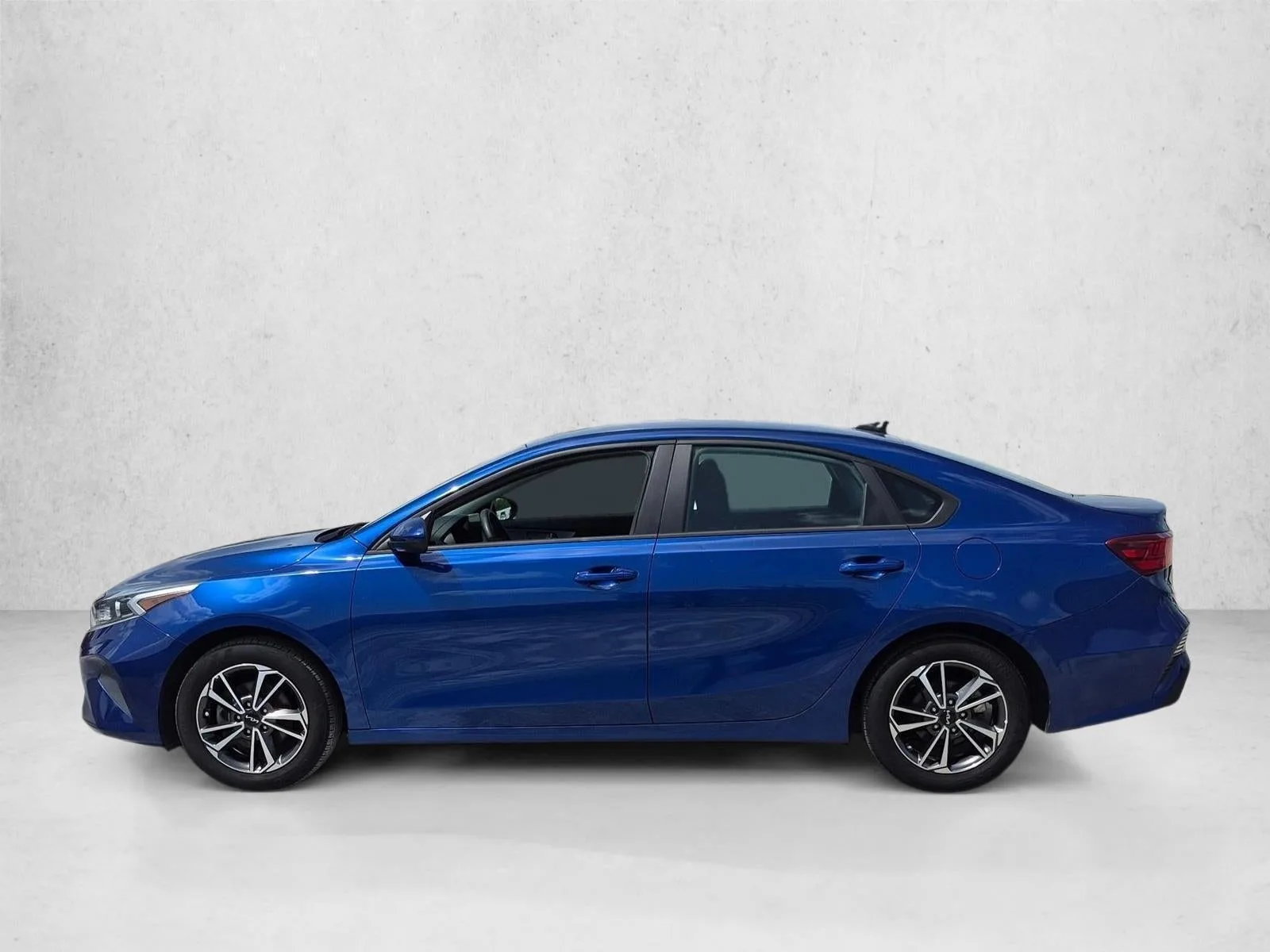 2023 Kia Forte LXS IVT photo 8