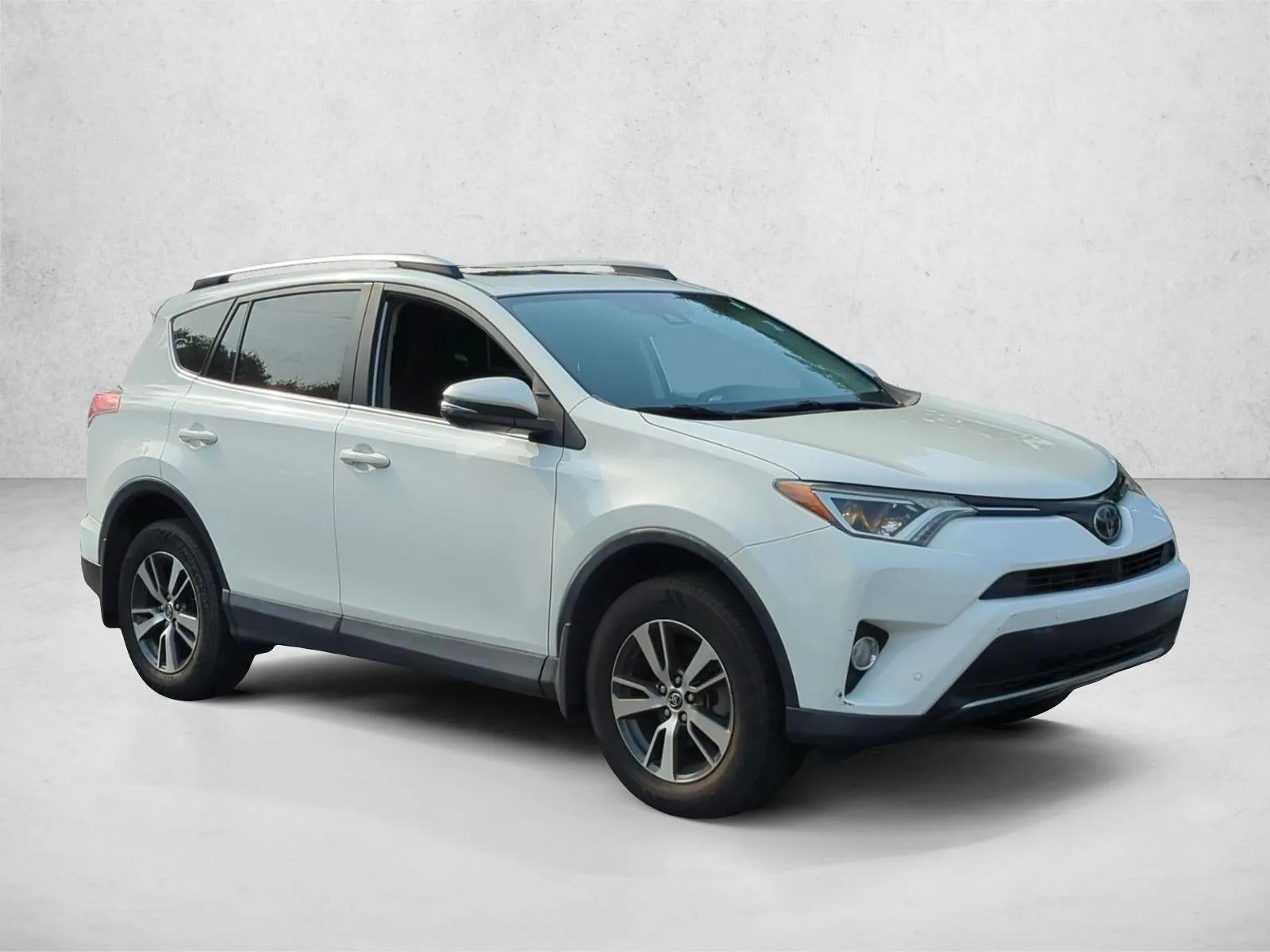 2018 Toyota RAV4 XLE FWD (GS) photo 3
