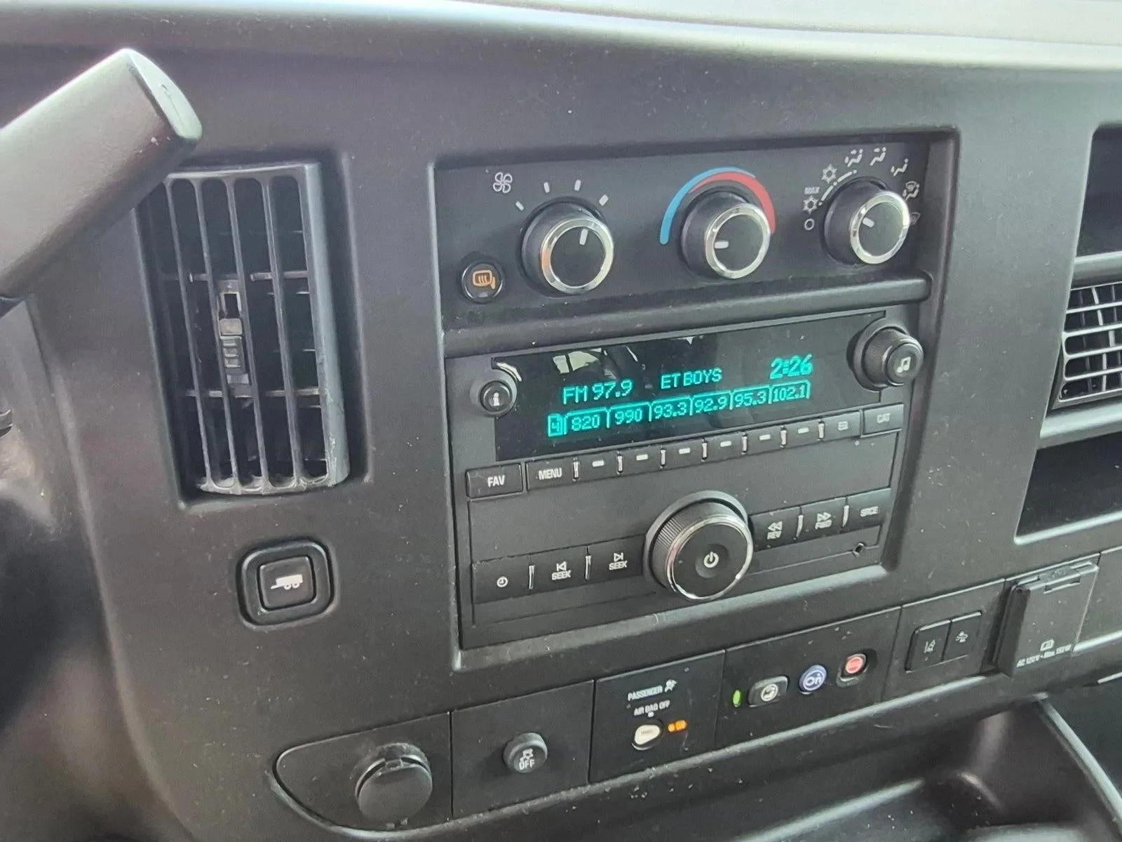 2024 Chevrolet Express Passenger 3500 1LT photo 9