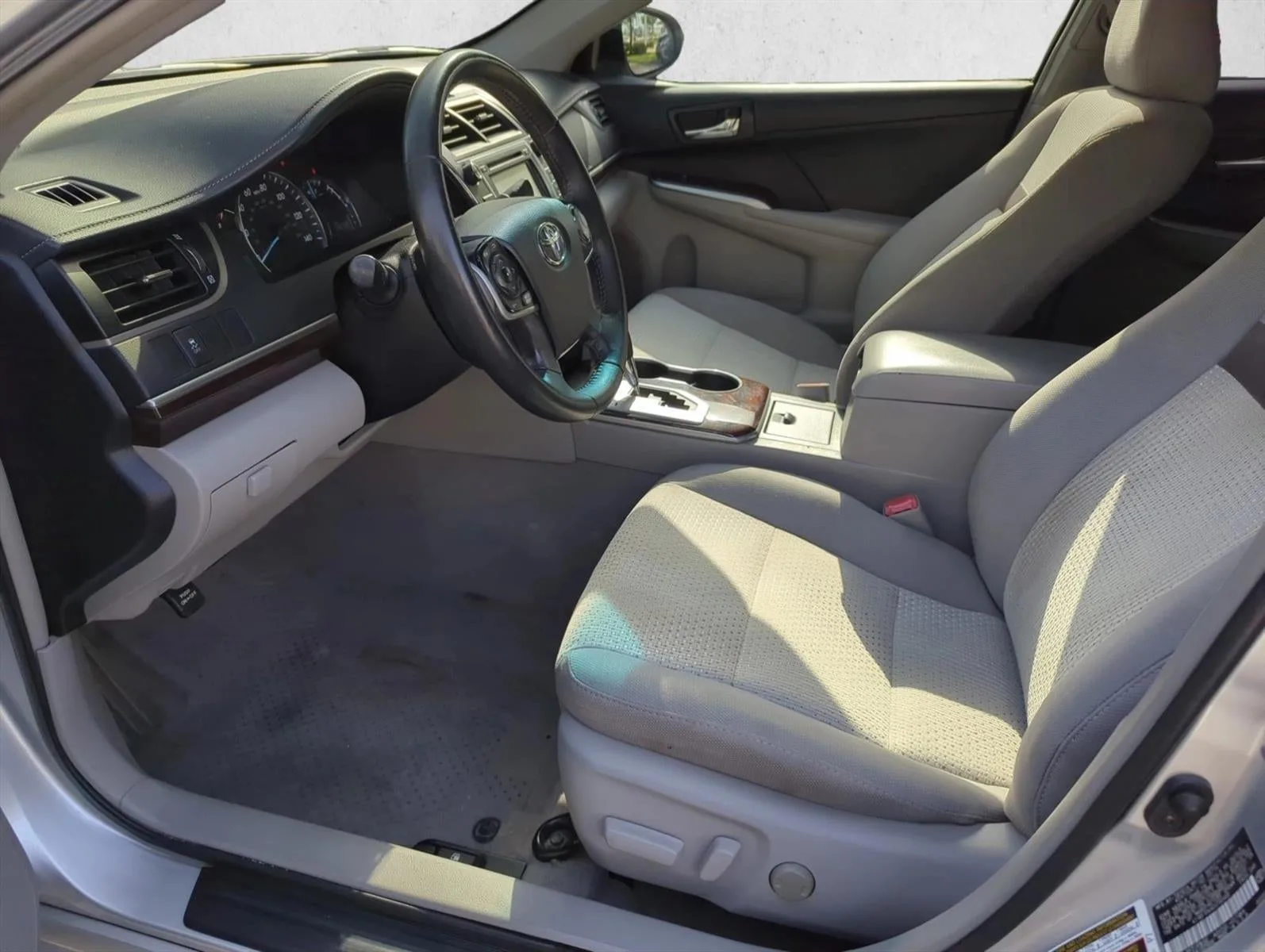 2014 Toyota Camry 4dr Sdn I4 Auto XLE (Natl) *Ltd Avail* photo 12