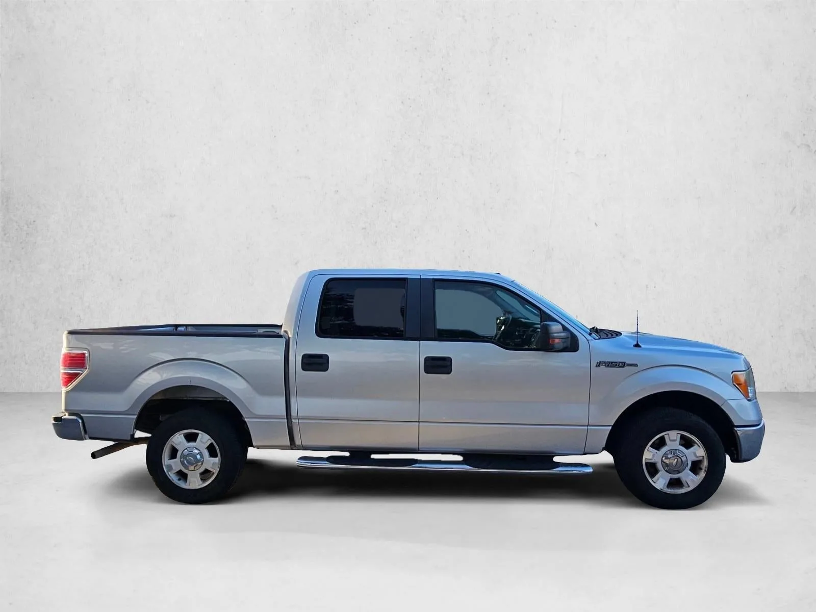 2010 Ford F-150 2WD SuperCrew 5-1/2 Ft Box XLT photo 4