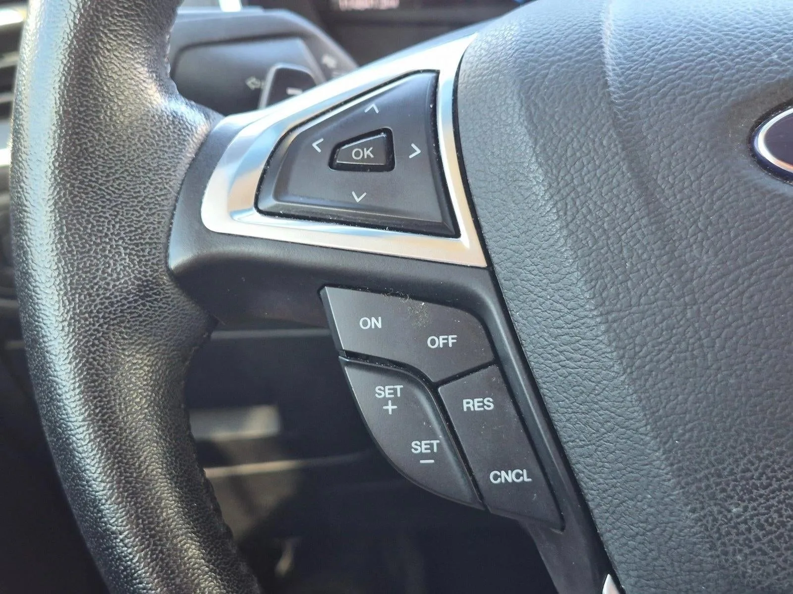 2016 Ford Edge 4dr Titanium FWD photo 4