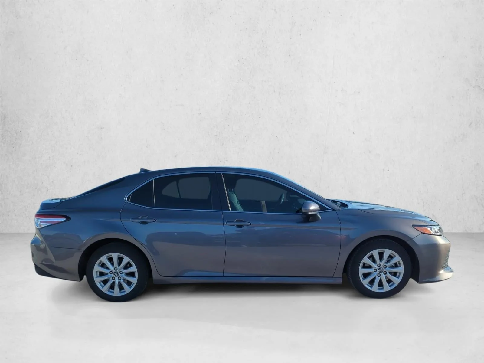 2019 Toyota Camry LE Auto (SE) photo 4