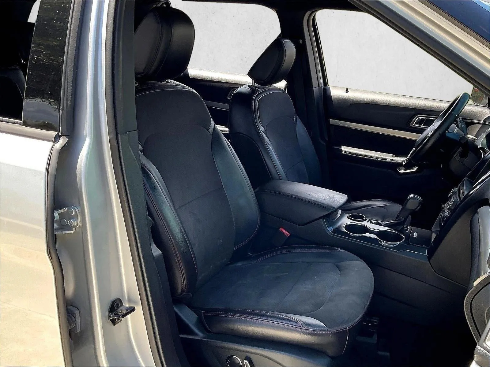 2018 Ford Explorer XLT FWD photo 9