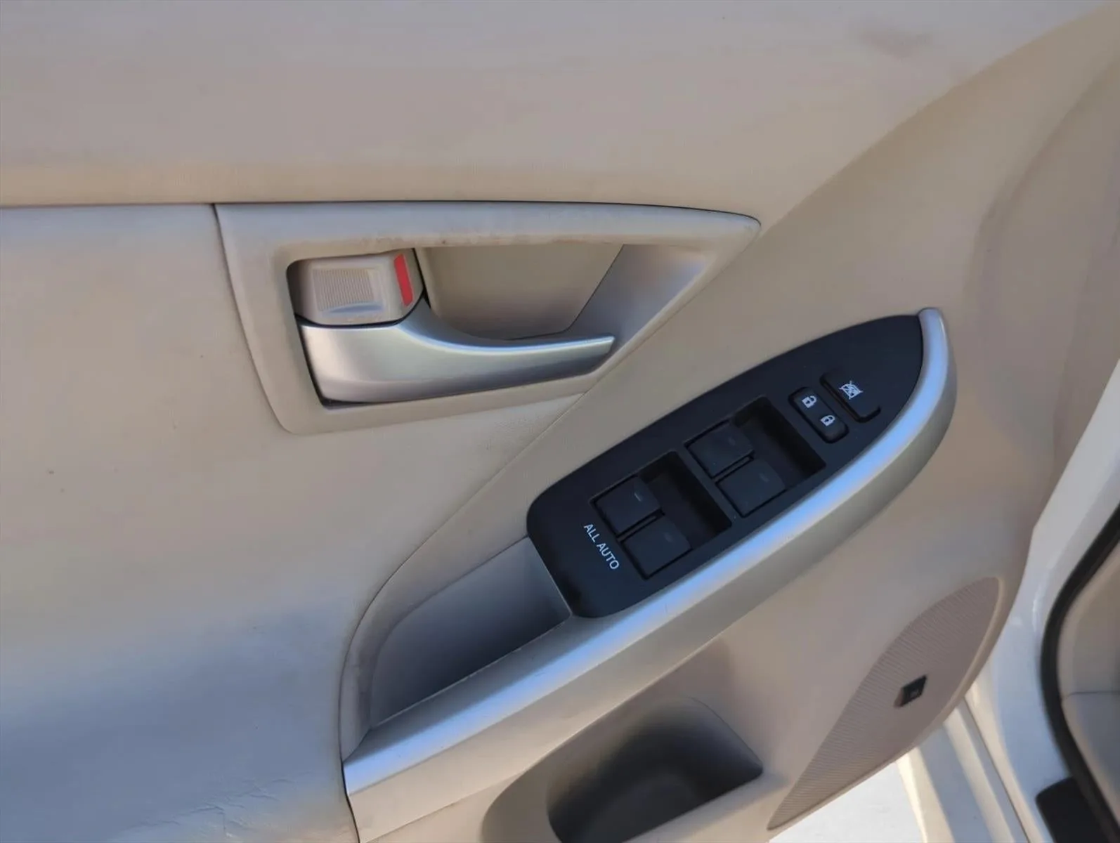 2014 Toyota Prius 5dr HB Four (Natl) photo 9