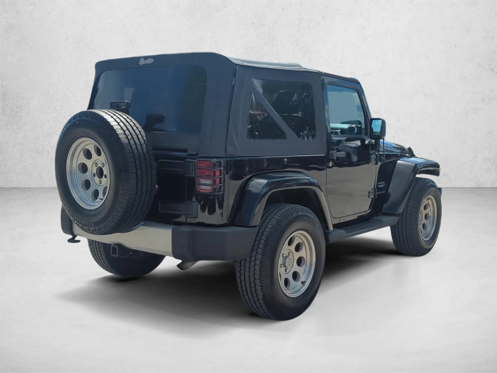 2013 Jeep Wrangler 4WD 2dr Sahara photo 5